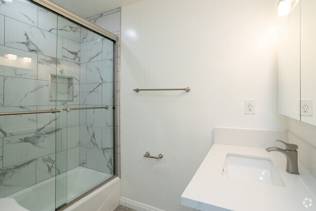 Bathroom 1 BR 1 BA 625sf
