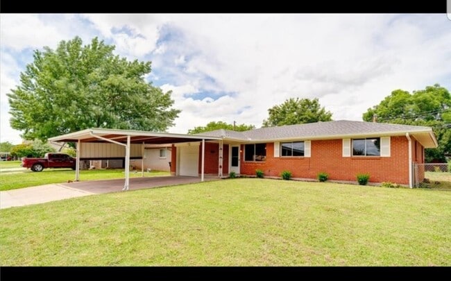 Building Photo - Completely Remodeled 3 bedroom with 2 huge... Rental