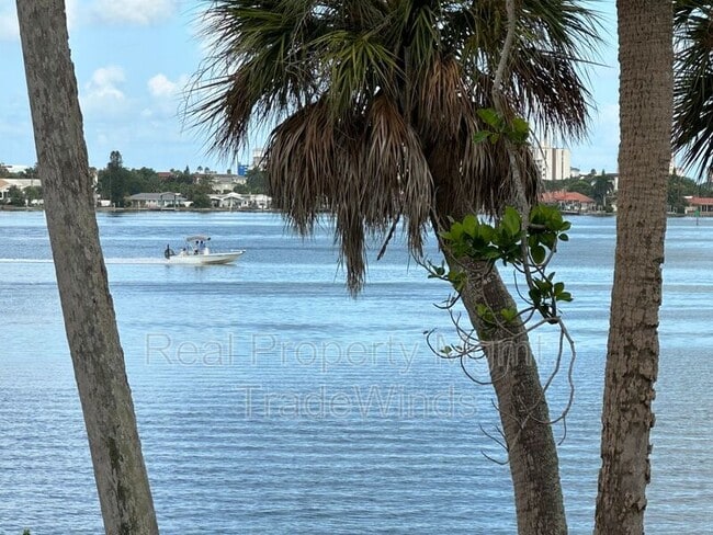 Building Photo - 1211 N Osceola Ave