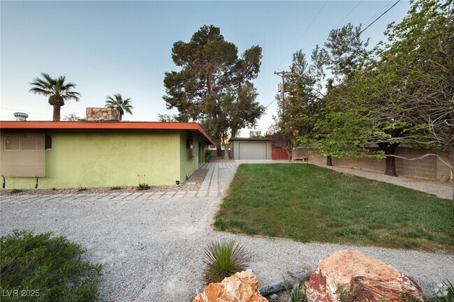 Building Photo - 1608 Houssels Ave Rental