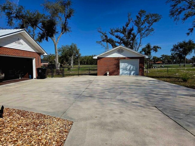 Photo - 102 S Claire Dr