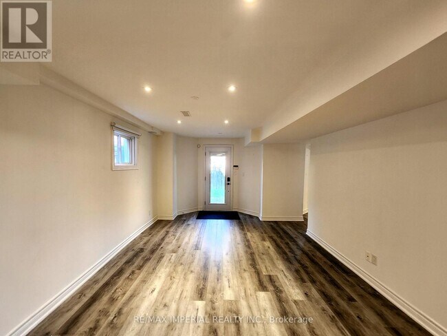 Photo - 9 Caramel Crescent