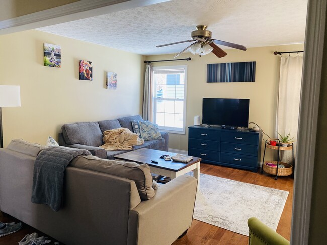 Photo - 521 E 1st St