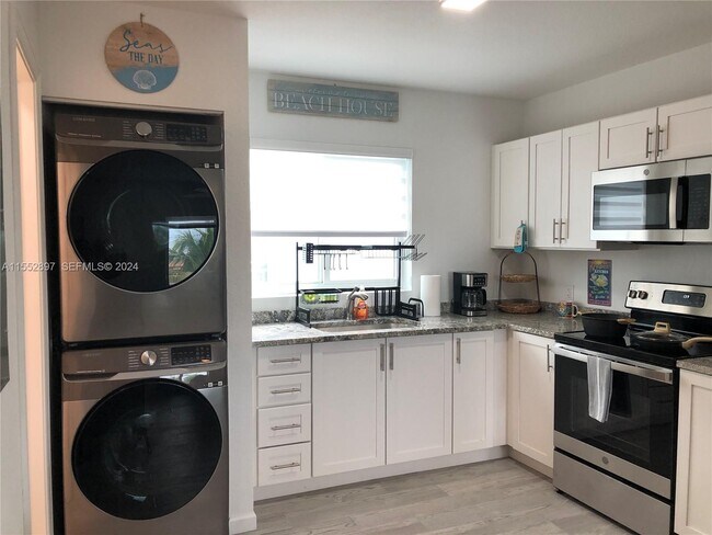 Building Photo - 10877 Overseas Hwy Unit 38