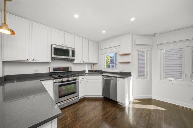 Photo - 2539 N Greenview Ave Condo