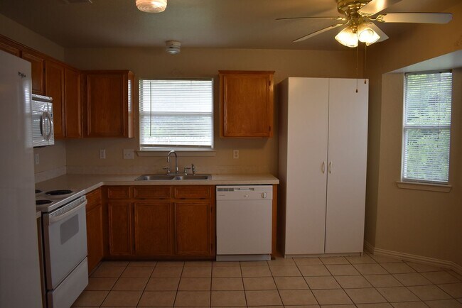 837 Lakeview Dr