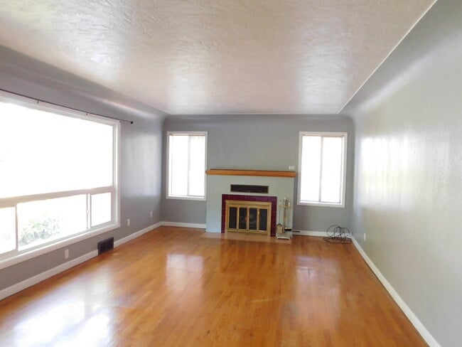 Photo - 4Bd/1.5Ba Two Story Home - Available End o...