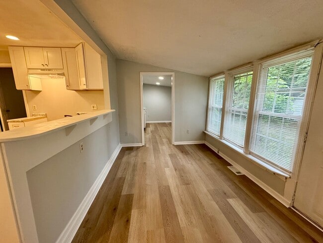 Photo - 612 Guy St NW
