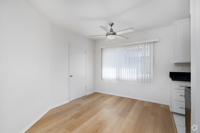 2BD, 1BA - 825SF - Dining Room