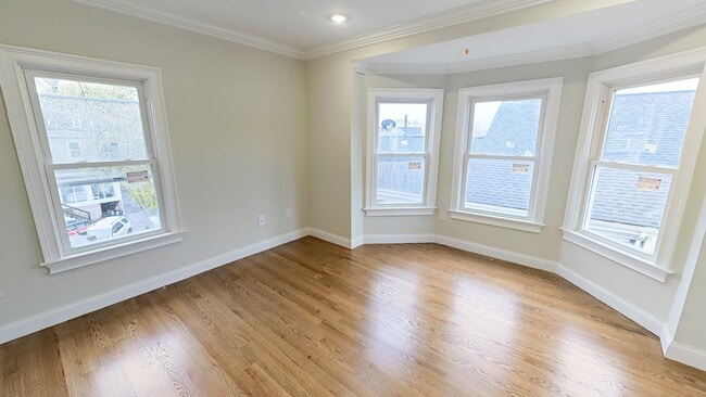 Building Photo - 76 Cross St Rental