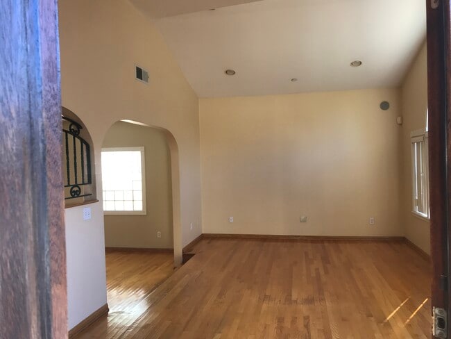 entry from front doors - 1304 Mackay Ln