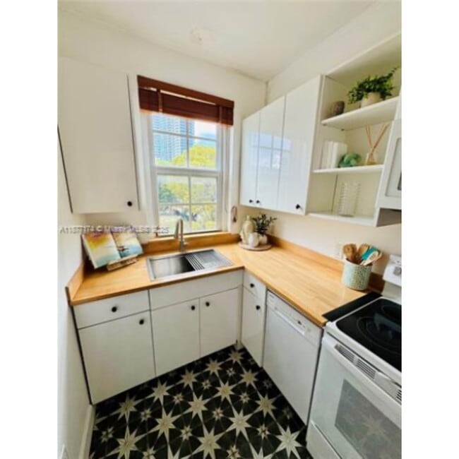 Building Photo - 3224 Biscayne Blvd