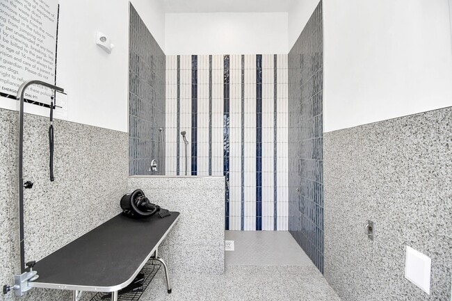 Building Photo - 2020 Grandway Dr Unit 5212