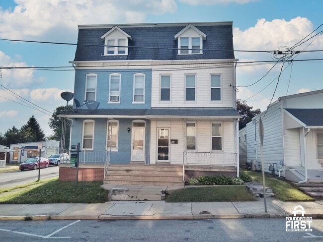 Building Photo - 5 Bed / 2 Bath Single Family Duplex
