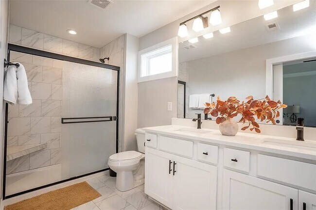 Photo - 3217 Lakeview Dr SE