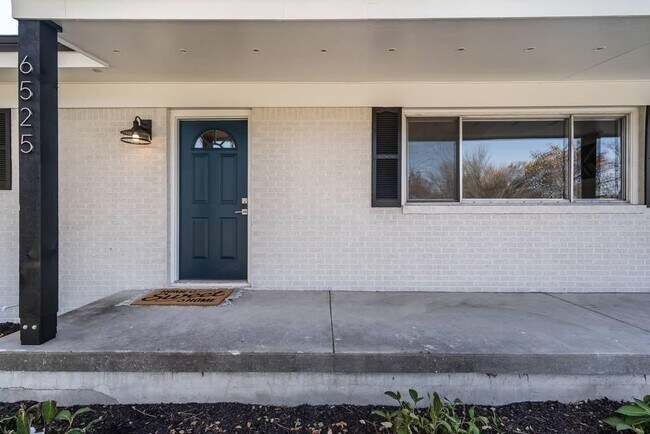 Photo - 6525 W University St