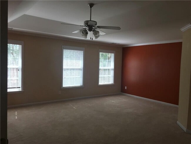 Photo - 729 Castlebottom Dr SE