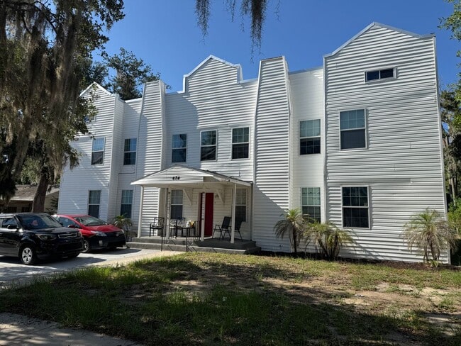 Building Photo - Old World Charm & Close to Downtown Unit 2