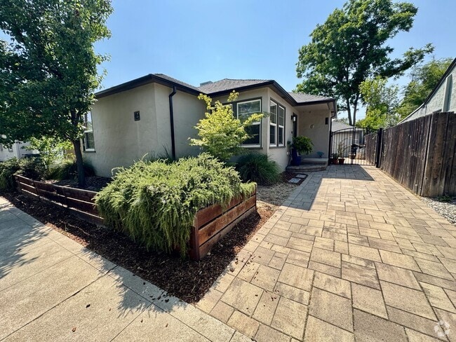 Building Photo - Charming Home Available Now!