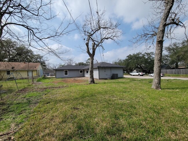 Building Photo - 301 Cypress St