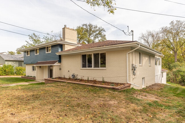 Photo - 1520 Traver Rd