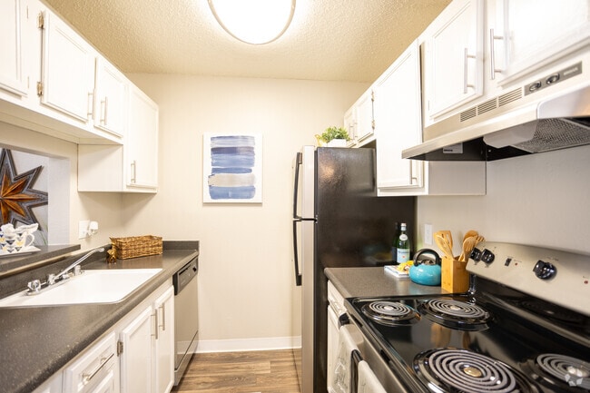 1BD, 1BA - 541SF - Kitchen - The Retreat at Candelaria