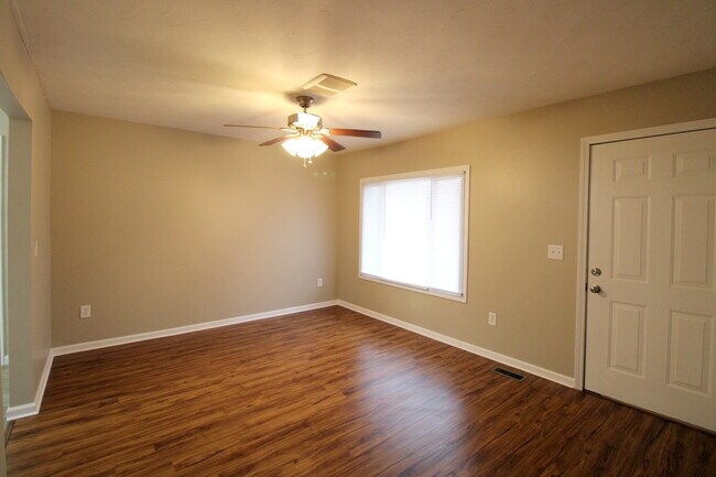 Photo - 1683 Commonwealth Dr