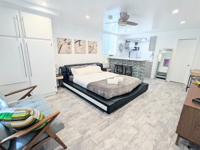 Photo - 1272 N Hayworth Ave Rental