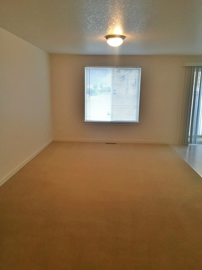 Photo - Available 3/23! Spacious 3 Bed/2.5 Bath Home in VAN MALL Area!