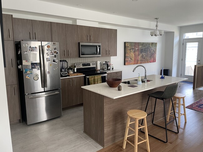 Building Photo - Welcome to this 3 bed 2.5 bath located in ...