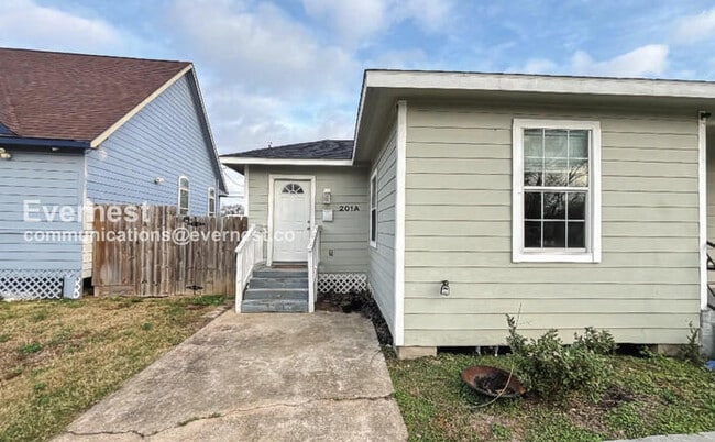 Building Photo - 201 Armstrong St Unit A