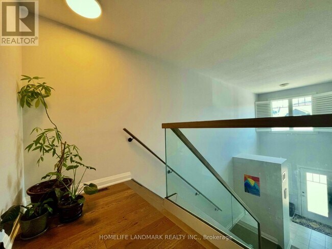 Photo - 33 Olympic Gate