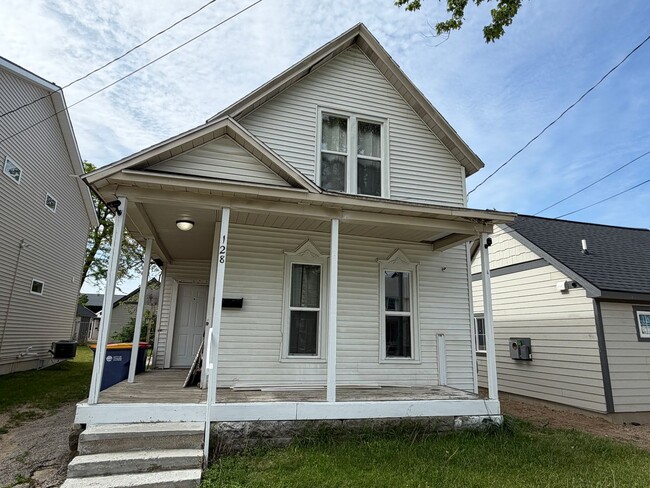 Building Photo - 4 Bedroom updated home in Grand Rapids