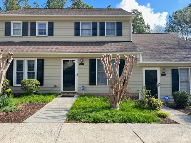 Building Photo - Adorable 2 Bed Townhome Convenient to Duke...