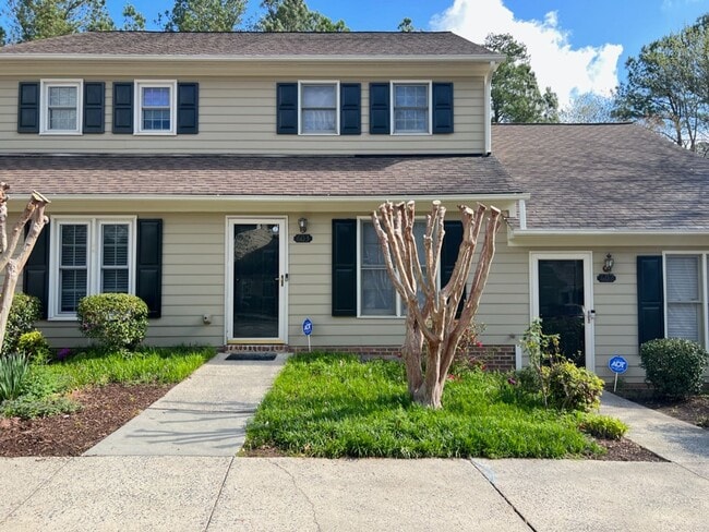 Adorable 2 Bed Townhome Convenient to Duke... - Adorable 2 Bed Townhome Convenient to Duke...