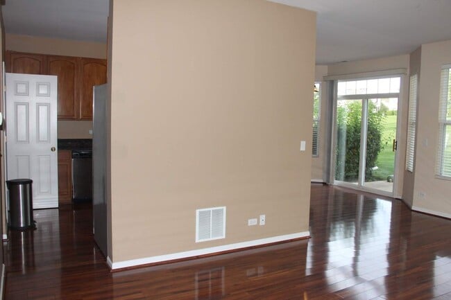 Photo - Beautiful 3 Bed/2.5 Bath Townhome Located in Carpentersville!