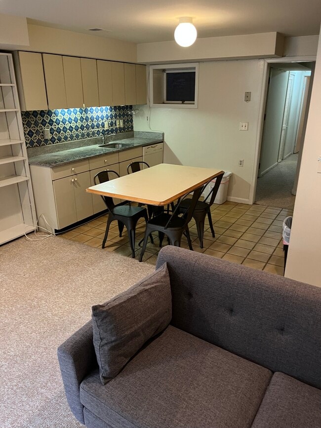 Photo - 504 E St NE Unidad 504 one-half E ST NE apt.