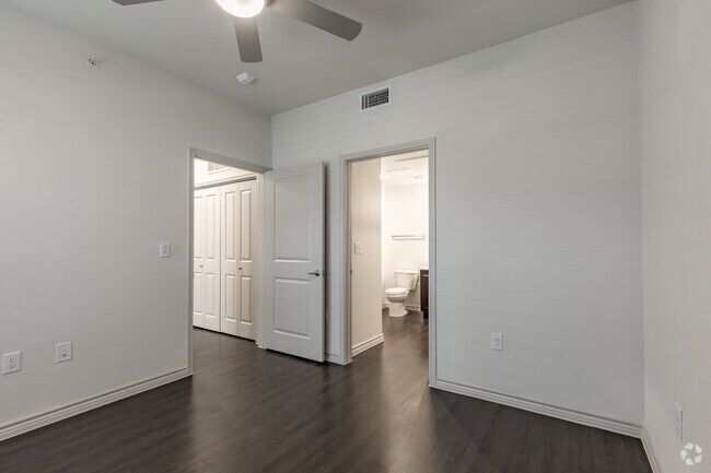 2BR, 2BA - 997 SF