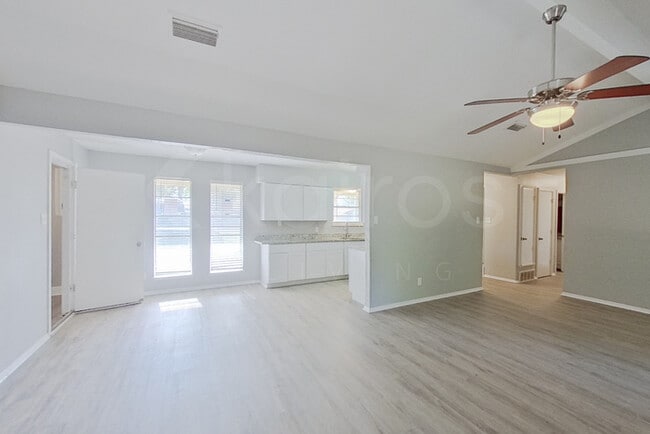 Photo - 168 Creekview Dr E