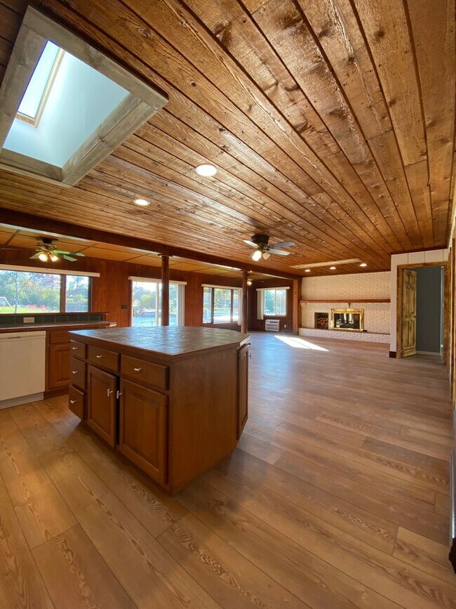 2 Bedroom Home on Lake Wawasee Channel! - 2 Bedroom Home on Lake Wawasee Channel!