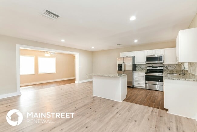 Building Photo - 3226 Drake Dr Rental