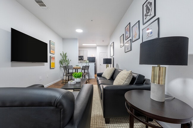 24-Longview-Apartments-Near-UT-Austin-Fully-Furnished-Living-Room
