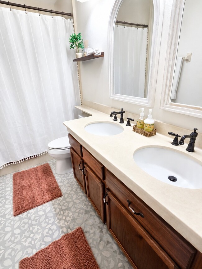 Photo - 2104 Heritage Crest Dr