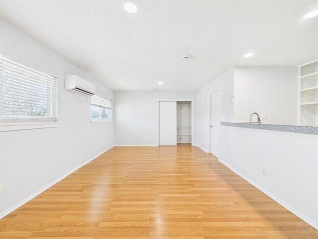 Photo - 304 E 33rd St Unidad 26