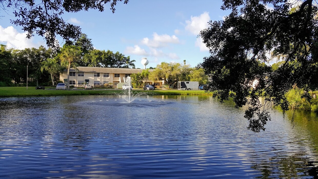 Front - 4800 Rilma Ave (Sarasota, FL)