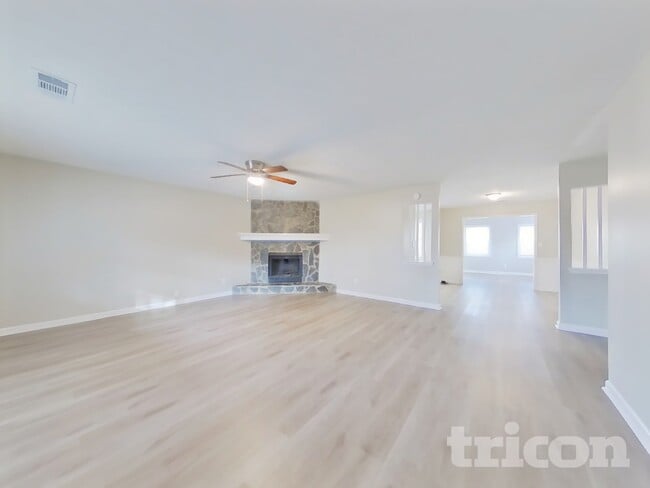 Photo - 211 Robin Ln