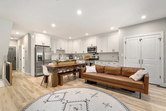 Building Photo - 142 W 8th St Unit 142 W 8th #1