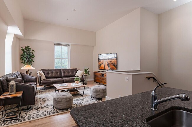 Building Photo - Brooks House 3-Bedroom/3-Bathroom Penthous...