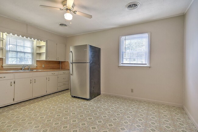 Photo - 2207 Buckingham Rd