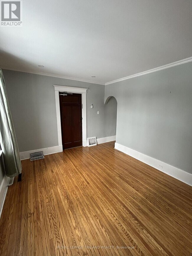 Photo - 181 Ridout St S